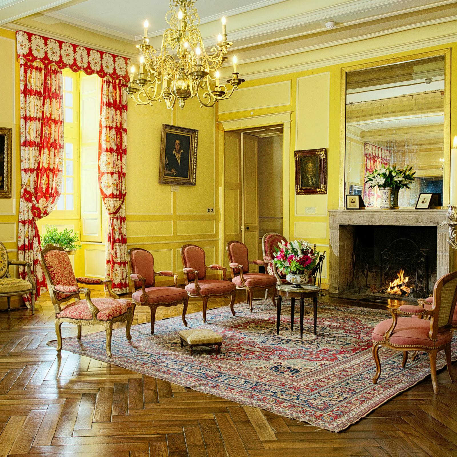Elegantes Interieur des Schlosses Villandry mit gelbem Salon