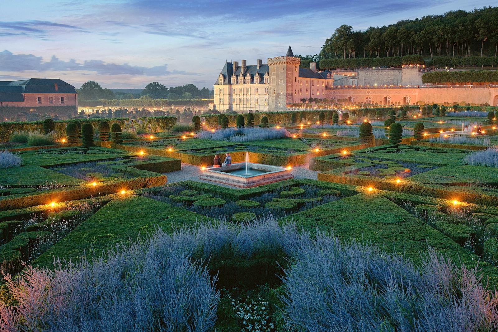 Luftbild över de belysta trädgårdarna vid Château de Villandry